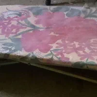 میز اتو نشسته