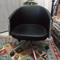 صندلی استیل  چرخ دار روکش چرم