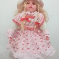 عروسک به همراه کارتن