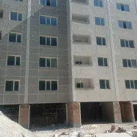 کارگر برای ابزار کاری سیمان