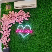 شکوفه گل مصنوعی. درختچه شکوفه گیلاس برای سالن