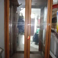 بوفه ویترین چوبی ـ شیشه ای دارای نور پردازی داخلی