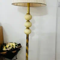 آباژور ایستاده