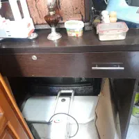 یک میز تحریر دو طرف کشو دار