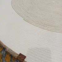 یک فرش گرد مکرمه ای همراه دو عدد پادری
