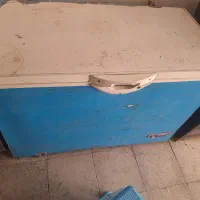 یخچال صندوقی لازم به تعمیر با چرخ کار