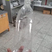 تعدادی بطری و ظروف یکبار مصرف