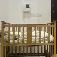 تخت گهواره کنار مادر