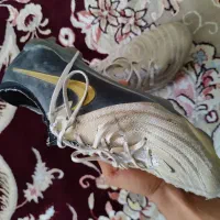 کفش فوتبال چمنی و دستکش