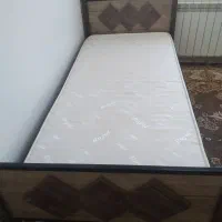 تخت‌خواب یک‌نفره همراه با تشک
