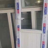 فروش یک عدد درب سرویس بهداشتی و پنجره همراه شیشه