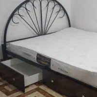 تختخواب دونفره فرفورژه یه طرف ساده یه طرف تاج دار