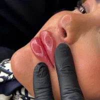 لب های خود را زیبا کنید با تخفیف سال نو