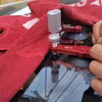 ترمیم ترک و سنگ خوردگی شیشه خودرو روشن درخمین