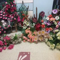 تعدادی گل  مصنوعی به صورت ایستاده ودسته گل