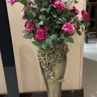 گل به همراه گلدان بزرگ