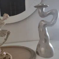 یک جفت شمعدون رزین همراه یک مجسمه بالرین