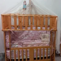 تخت کنار مادر .