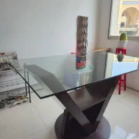 میز ناهار خوری شیشه‌ای با پایه چوبی