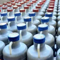 تعدادی دبه ۲۰لیتری