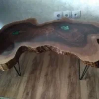 میز جلو مبلی چوبی و پاف و مبل یک نفره