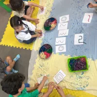 مربی کودک بسیار پرانرژی و علاقه مند به کار با کودک