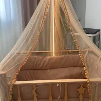 گهواره و تخت کنار مادر