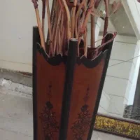 میزکامپیوتر و گلدان فقط ۵۰۰