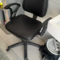 دو عدد صندلی مدیریتی اداری و میز تحریر