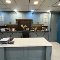 کابینت نئوکلاسیک (نمایشگاهی با کانتر و صفحه کورین