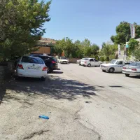 نگهبان تالار باغ رو به روی قهرمان