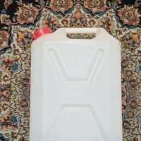 تعدادی دبه ۲۰ لیتری تر تمیز