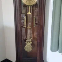 ساعت کمد دار چوبی و کتابخانه شرکتی و صندلی
