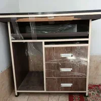 میز تحریر و کامپیوتر جمع و جور