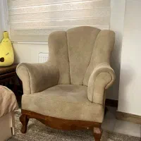 یک عدد مبل‌ تک نفره