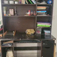 میز تحریر و کامپیوتر و کتابخانه با صندلی