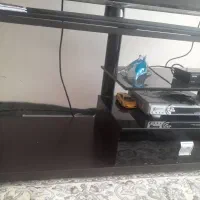 میز تلویزیون شیشه ای زیر میز ام دی اف می باشد