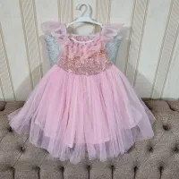 تعدادی لباس بچگانه