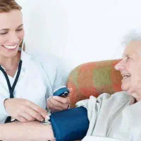 پرستار بیمار همراه بیمار