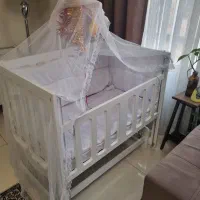 تخت کنار مادر
