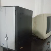 کیس و مانیتور و میز