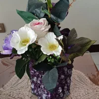 گل مصنوعی و گلدان