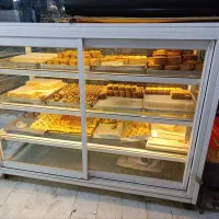 دوعدد ویترین شیرینی و یک عدد گرم کن