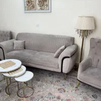 مبل راحتی و میز ناهار خوری و زیر تلویزیون در حد نو