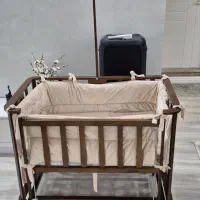 تخت گهواره ای کودک کنار مادر کاملا تمیز و در حد نو