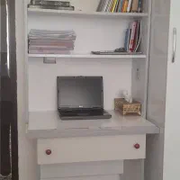 کتابخانه و میز تحریر