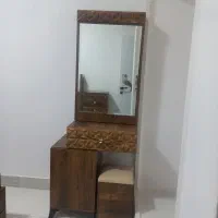 آینه  ومیز ارایش  واقعا  زیبا