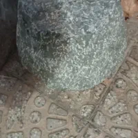 هاونگ سنگی قدیمی با دسته چوبی