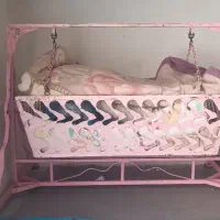 گهواره آهنی وتعدادی وسایل دیگر
