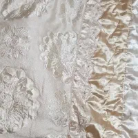 روی تختی همراه باتشک وروی بالشی سالم در